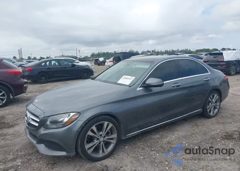 2017 Mercedes-Benz C 300 Luxury/Sport z USA, uszkodzony, nr VIN 55SWF4JB9HU205974